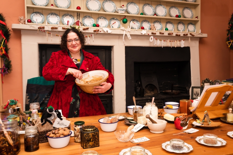 Katie-Edwards-as-Auntie-Christmas.-Traditional-christmas-baking