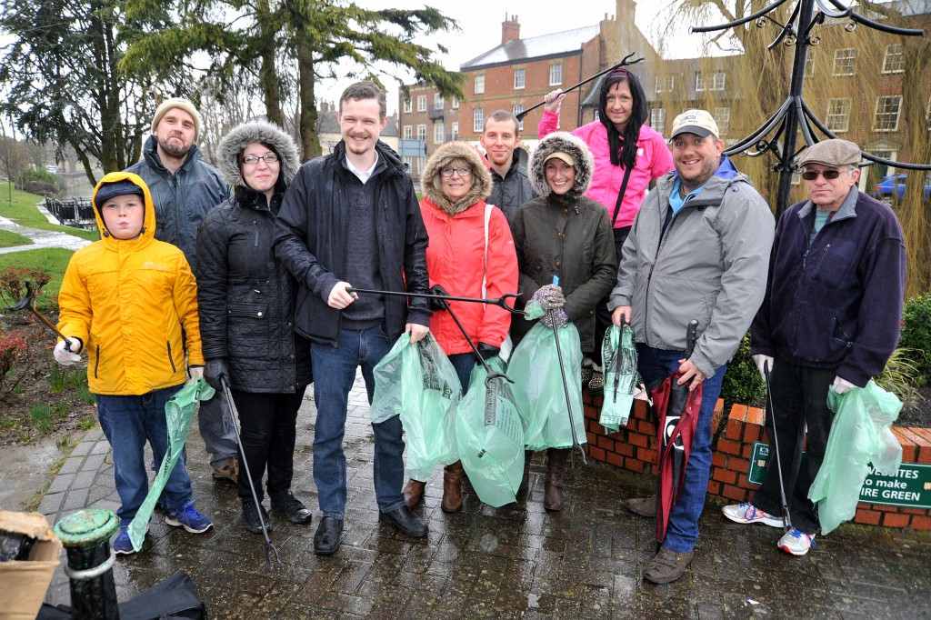 Coun Jack McLean (fourth from left) with the group which collected litter along Spalding riverside. Photo: VNC050316-21