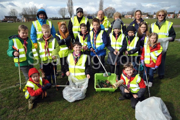 clean-for-the-queen-litter-pick-angela-newton-with-cubs-group-2
